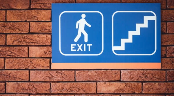 Icon: Exit-Schild und Treppen als Symbol zur Reduzierung der Mitarbeiterfluktuation