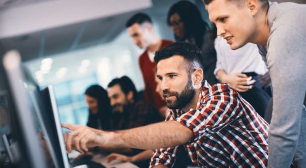 Data Engineer erläutert seine Aufgaben seinen Teamkollegen