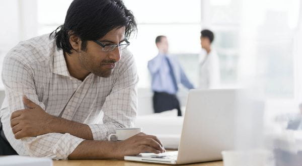 IT-Experte arbeitet an einem Computer mit Data-Governance-geschützten Daten
