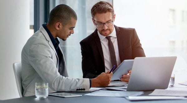 Zwei Recruiter überprüfen gemeinsam die 10 besten Fragen an IT-Bewerber