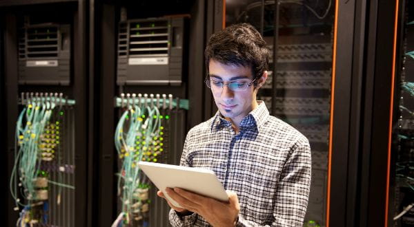 Freelancer aus dem IT-Bereich liest aufmerksam