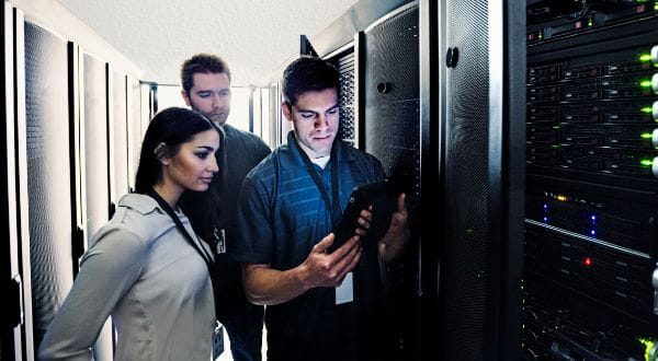 IT-Spezialist führt remote Onboarding für seine Teamkollegen durch