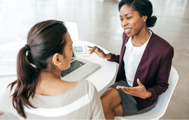 Job-Expertin informiert Kundin über IT-Insights und Digitalisierung bei Experis