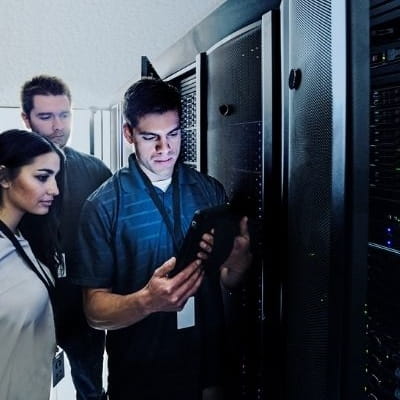 IT-Experten  im Serverraum