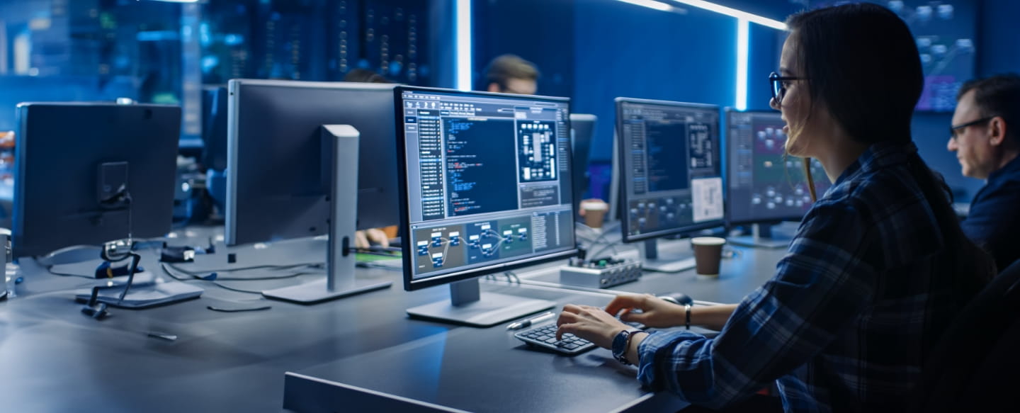 IT-Raum mit mehreren Arbeitsplätzen
