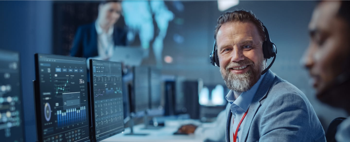 Mann mit Headset in IT-Raum Kulisse