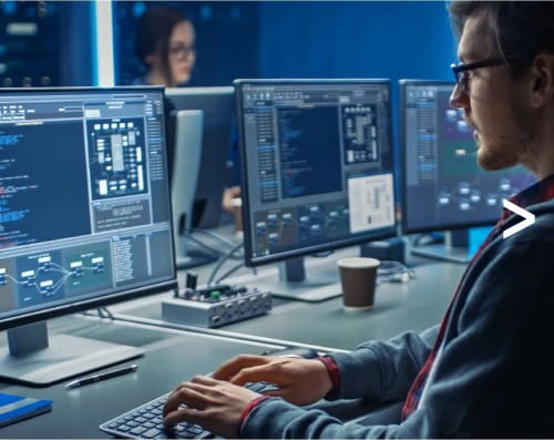 IT-Spezialist arbeitet am PC