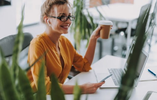 Backoffice-Mitarbeiterin am PC